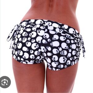 Onzie, NWOT, Skull Print booty Shorts, one size fits most